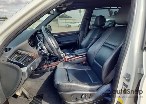 2013 BMW X5 xDrive50I z USA, uszkodzony, nr VIN 5UXZV8C54D0C15984